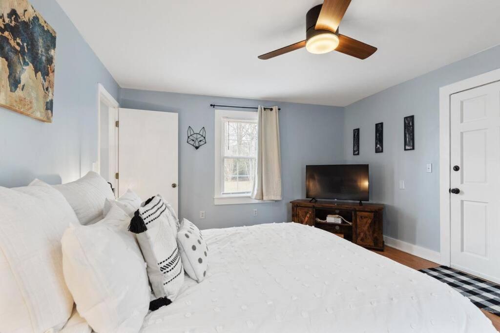 Boho Bungalow - Steps From Historic Downtown Apex Luaran gambar